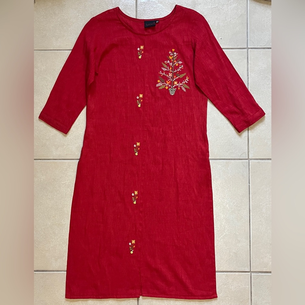 Anora Women’s Sz 40 (Large) 3/4 Sleeves Red Embroidered Round Neck Kurti